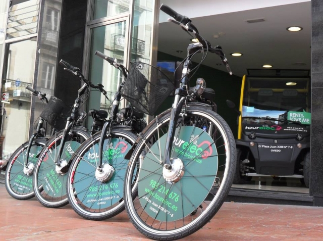 cuatro biciletas en fila delante de un escaparate